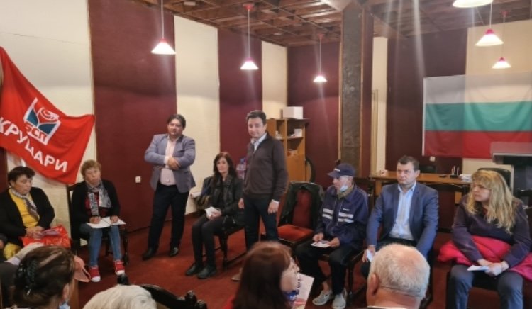 В Крушари питаха кандидатите за депутати на коалиция „БСП за България” за пенсиите и  споделиха трудния си делник